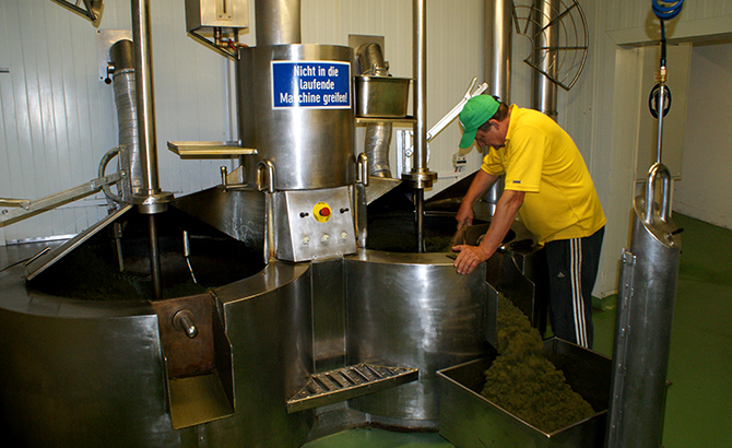 Die gemahlenen Kerne werden geröstet bevor sie gepresst werden