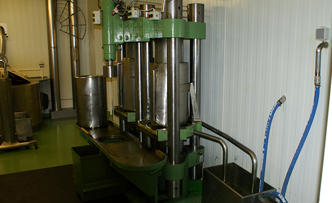 Mit dieser Presse wird dann schlussendlich das schwarze Gold gewonnen