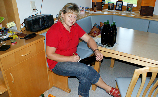 Jede Flasche wird nach dem Abfüllen mit der Hand beschriftet