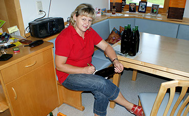 Jede Flasche wird nach dem Abfüllen mit der Hand beschriftet